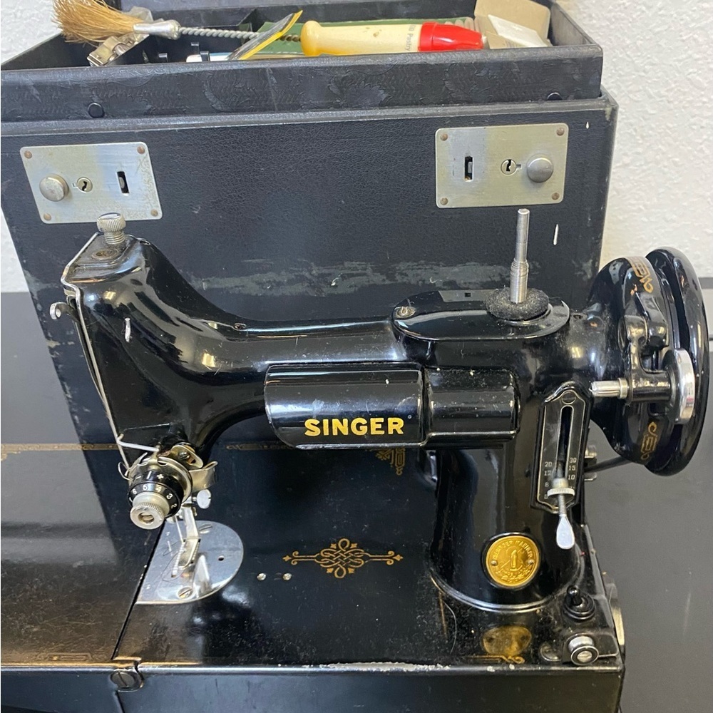 Black Sewing Featherweight Machine mint condition works with case & all access - Picture 2 of 3